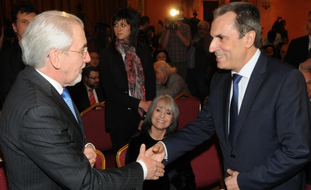 Орешарски мълчи за съдбата на кабинета