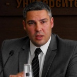 Няколко човека се опитват да казват на масата хора как да мислят