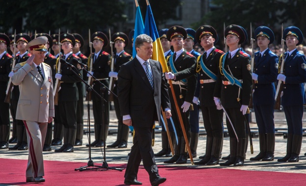 Бобева подари на Порошенко икона на Свети Иван Рилски