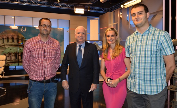 Джон Макейн с интервю за CNN от студиото на TV7