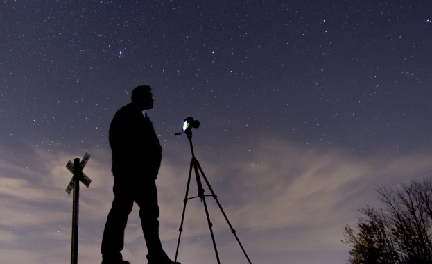 Астероид с големината на стадион прелита край Земята (видео)