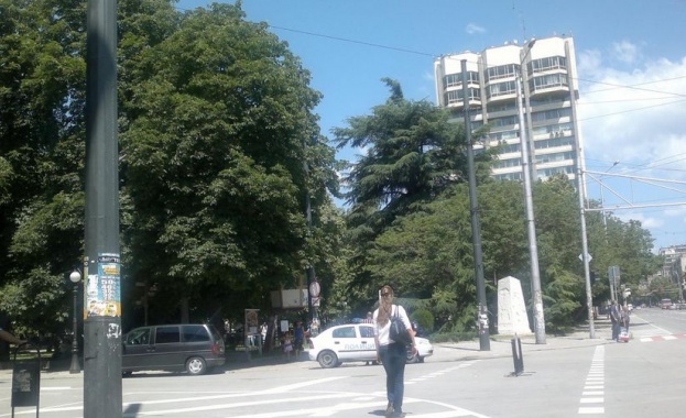 Автомобил преминава през пешеходната зона в Стара Загора 