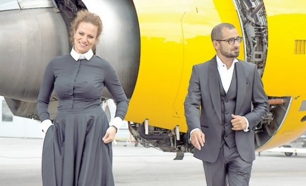 Симфоничен концерт в самолетен хангар