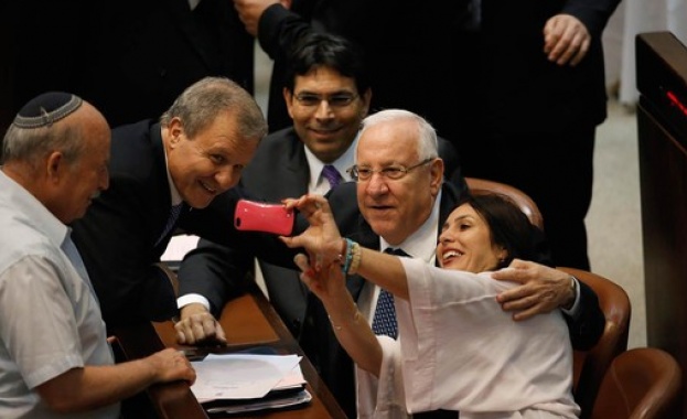 Новоизбраният президент на Израел си направи селфи с конкурентите 