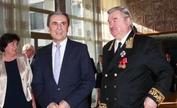 Орешарски в Руското посолство, говори насаме с Исаков