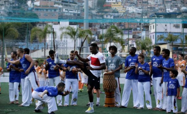 Английските национали с петцифрено дарение за гето в Рио