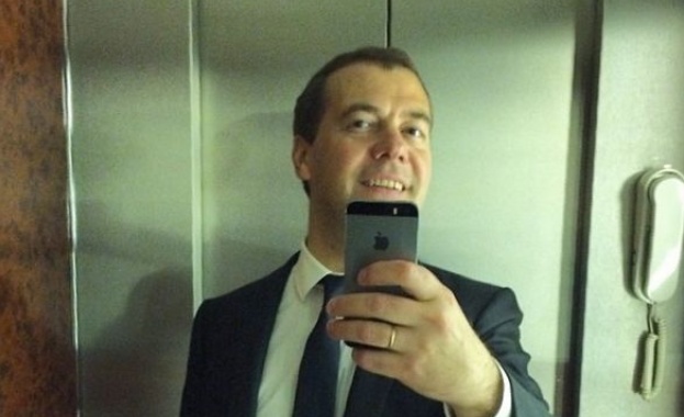 Медведев си направи селфи в асансьора 