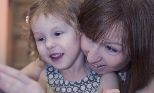 Рядко генетично заболяване превръща малко момиченце в жива статуя 