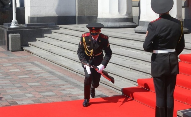 Падналият войник по време на инаугурацията на Порошенко е изпратен в зоната на силовата операция