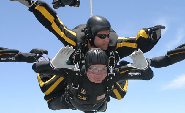 Буш-старши скача с парашут навръх рождения си ден 