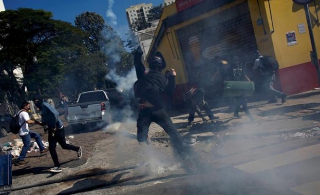 Сблъсъци, газ и гранати в Бразилия преди началото на Мондиала