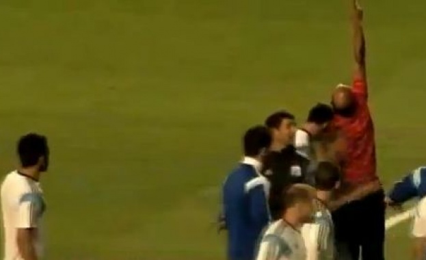 Фенове нахлуха на терена след тренировката на Аржентина 