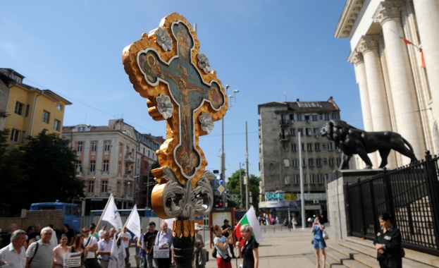 Протест пред Съдебната палата срещу връщането на джамии и църковни имоти на Мюфтийството