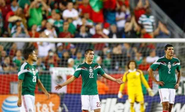 Мексико би Камерун, въпреки спорните съдийски решения и проливния дъжд