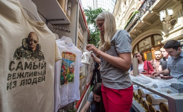 Тениски с лика на Путин се продават като топъл хляб в Русия