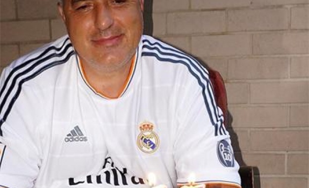 Борисов се похвали с тортата си във Фейсбук 