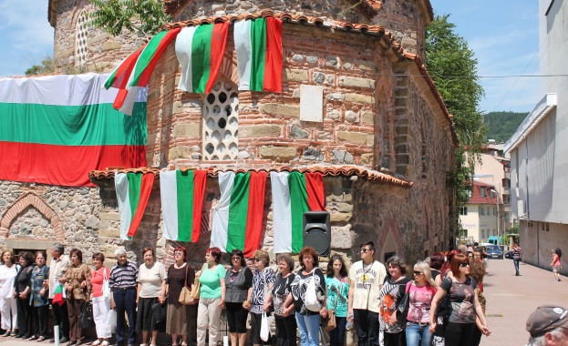 Жива верига пази джамията в Дупница от лапите на мюфтийството 
