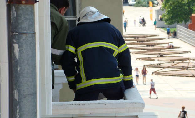 Баба припадна на балкона си, пожарникари й оказват помощ 