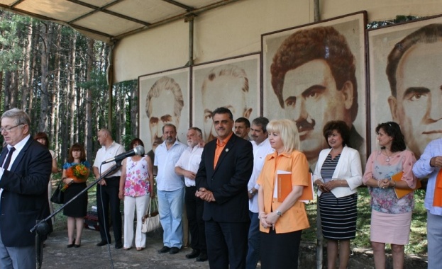 Ставрева: Правителството отдавна трябваше да е подало оставка