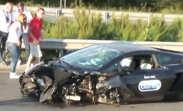 Шофьор разби тестово „Ламборгини“ в София /видео/