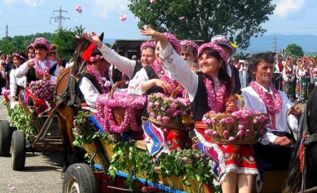 Баби готвят и пеят на нашенци и чужденци за Еньовден 