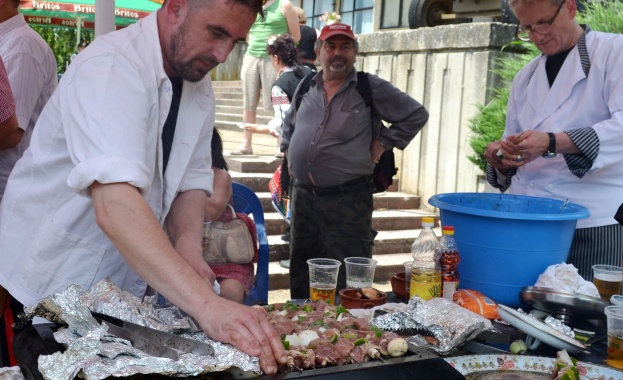 Еднометрови шашлици на първия Казашки събор във Великотърновско 