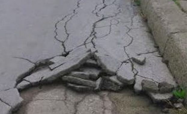 Дъждът отнесе асфалта на улица в „Аспарухово“