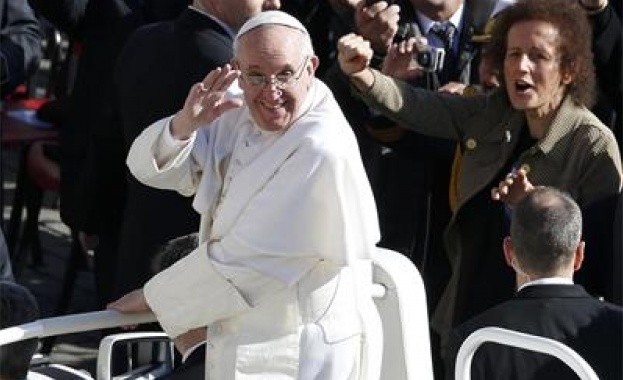 Папата се отказа от бронирания си автомобил 