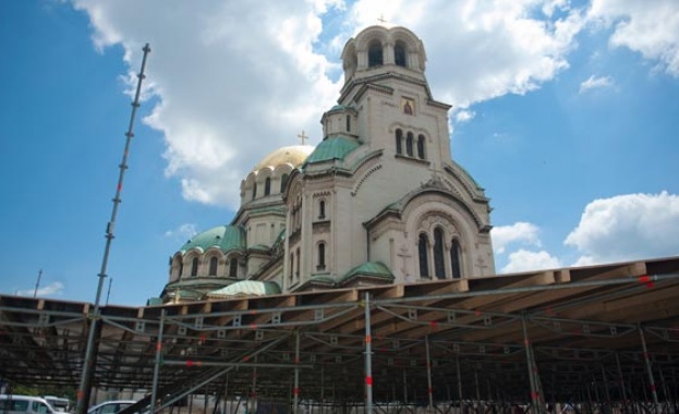 50-метрова сцена за "Борис Годунов" пред Св. Александър Невски"