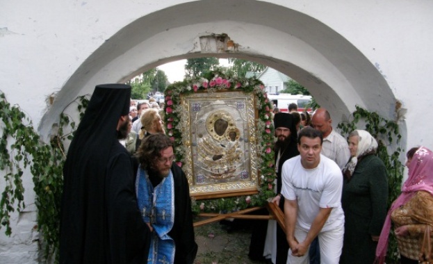 На границата между Русия и Украйна се помолиха за мир