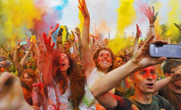 В Москва се състоя фестивалът на цветовете “Холи”