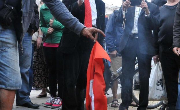 Младите социалисти осъдиха запалването на знамето, искат президентът да свика КСНС 