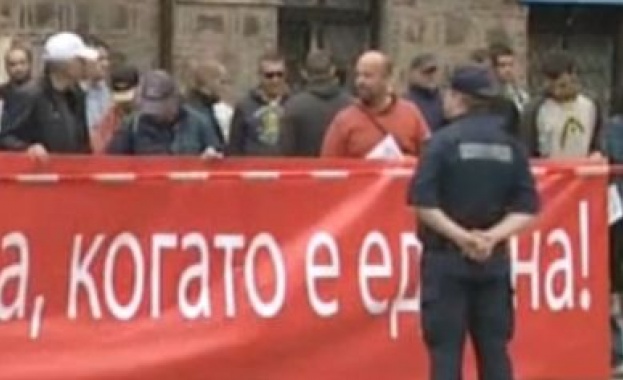 Протестиращи и засилено полицейско присъствие пред Президентството