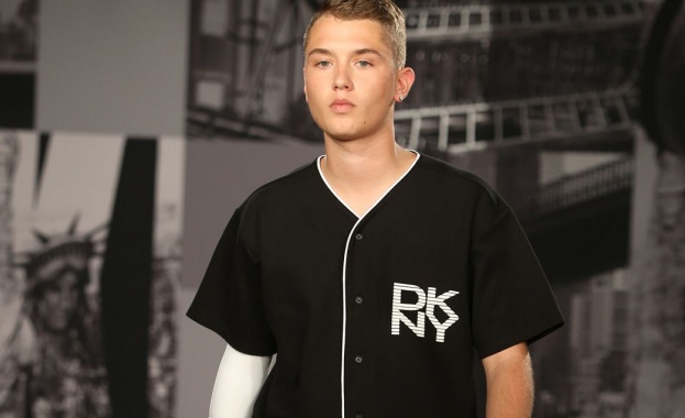 Синът на Джъд Лоу дефилира за DKNY (видео)