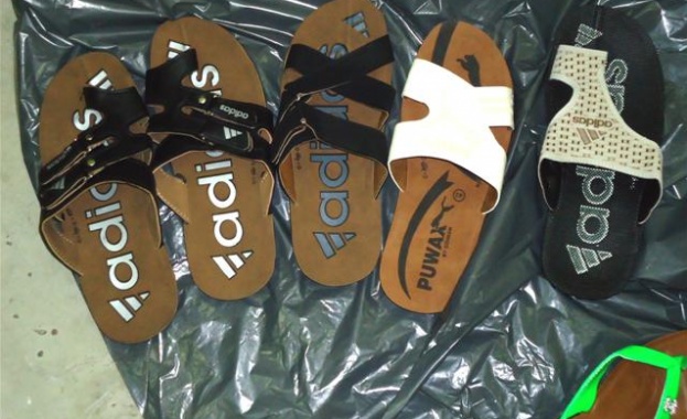 Голямо количество фалшификати на пет световни марки задържаха на Лесово 