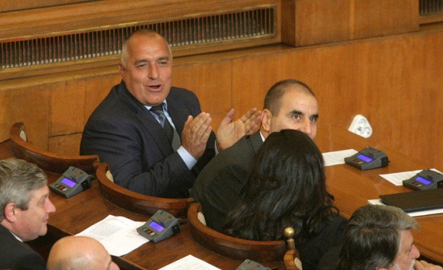 Миков върна на Борисов стаичката с кафеварката