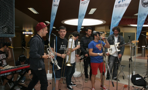 Първият концерт от инициативата „Споделяме МУЗИКА, ЕМОЦИЯ, КУЛТУРА“ внесе емоция в подлеза на СУ