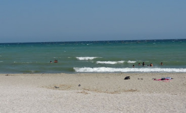 Кафяво петно в морето уплаши летовници