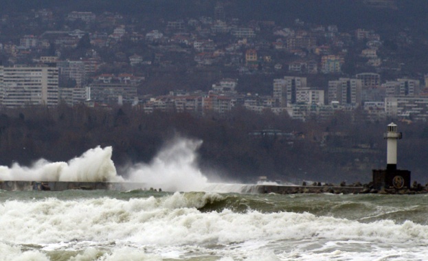 Доброволци и затворници се включват в почистването. Хотели настаняват пострадали 