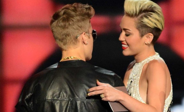 Майли Сайръс защити Джъстин Бийбър