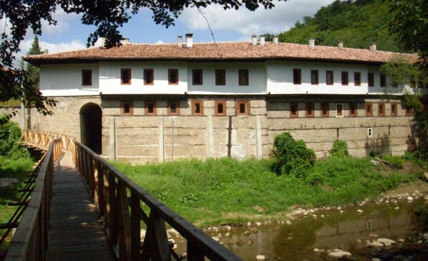 Килифаревският манастир пред срутване заради наводненията 