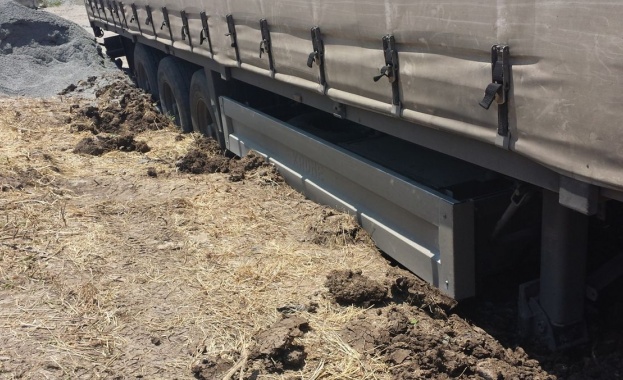 Нагъл шофьор руши покритото дере в Долно Езерово