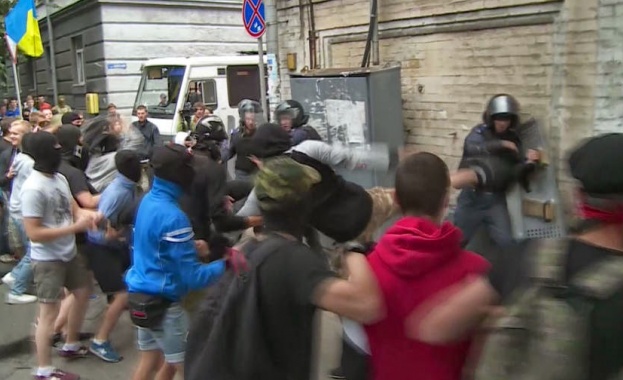 Радикали пребиха полицаи, охраняващи участниците в литийно шествия „срещу войната и евроинтеграцията”