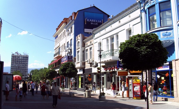 Жена чака заплата година и два месеца - накрая я съкращават