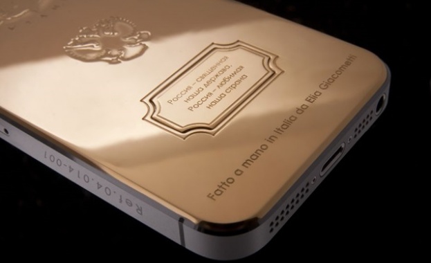 Путин изгря на златен iPhone