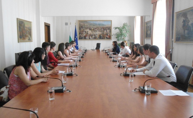 Млади лидери дискутираха актуални обществени теми в Президентството