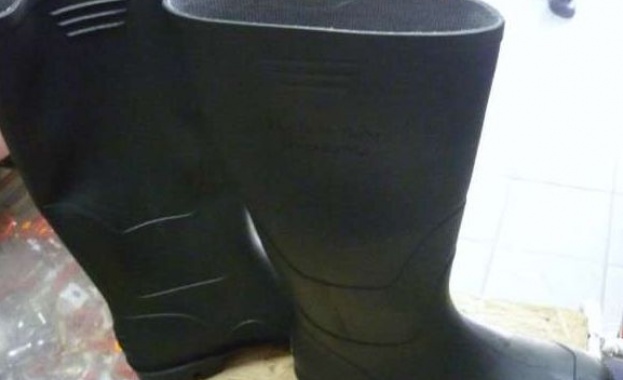 "Марица-изток" помага на пострадали и доброволци с гумени ботуши и минерална вода