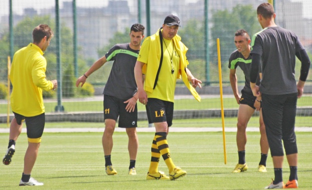 Любо Пенев изведе "канарчетата" на първа тренировка