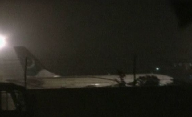 Над 200 арестувани след стрелба по пътнически самолет в Пешавар 