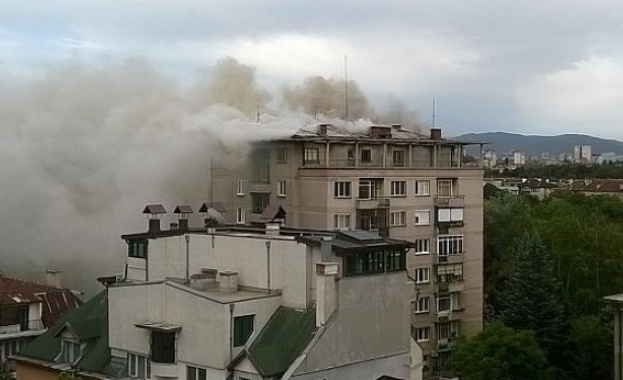 Пожар пламна в блок в центъра на София /видео/